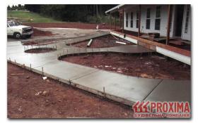 Садовые дорожки из бетона. Процесс заливки монолитного бетона дорожки с помощью бетоновоза.