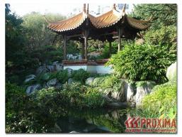 Китайский сад — это нетронутая природа, в которую искусно вписаны постройки.