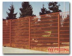 Забор из готовых заводских или фабричных секций. Секционный забор.